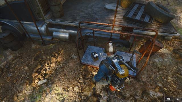 廃品置き場にある荷台の上で産業用バッテリーをゲット