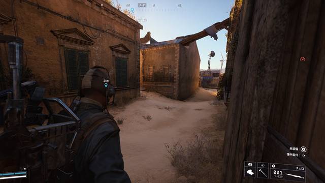 青い防水シートを屋根に吊るしている家