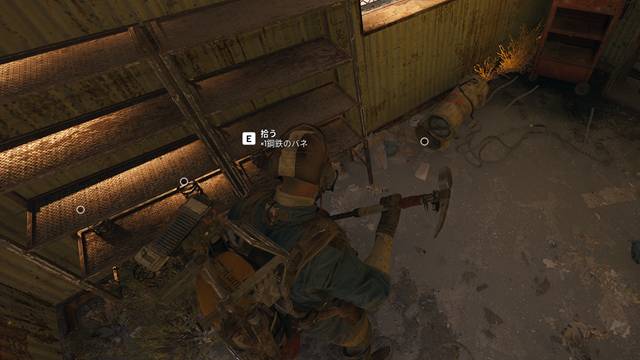 工場の建物の棚で鋼鉄のバネを発見