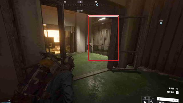 バリケードが組まれた扉を突破する