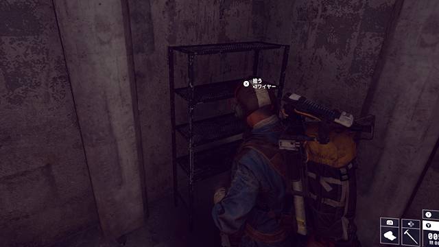 工場系の建物の棚でワイヤーを発見