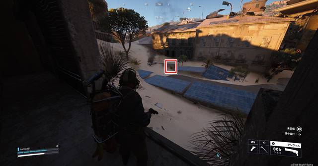 ソーラーパネルの下に黄色い機械を発見