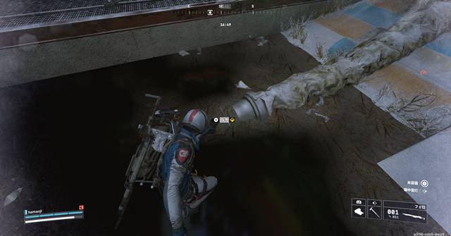 地下の取水口で採水している様子