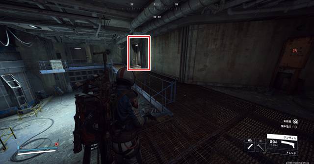 前方の右側にある扉から入る