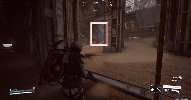 水色のシートで覆われたコンテナ