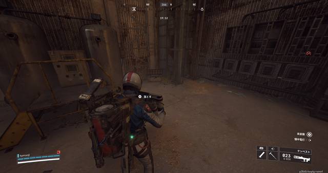 充電済みのバッテリーを運ぶ