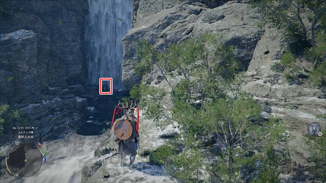 滝の近くに石像