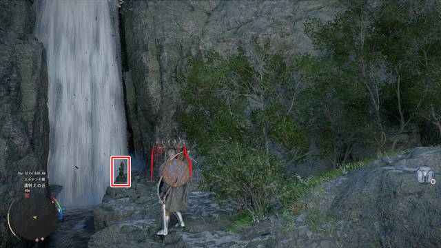 滝の近くに石像